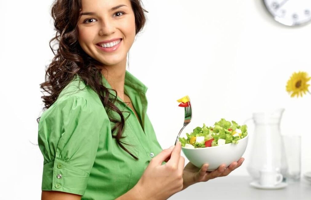 fată care mănâncă salată de legume cu o dietă cu 6 petale