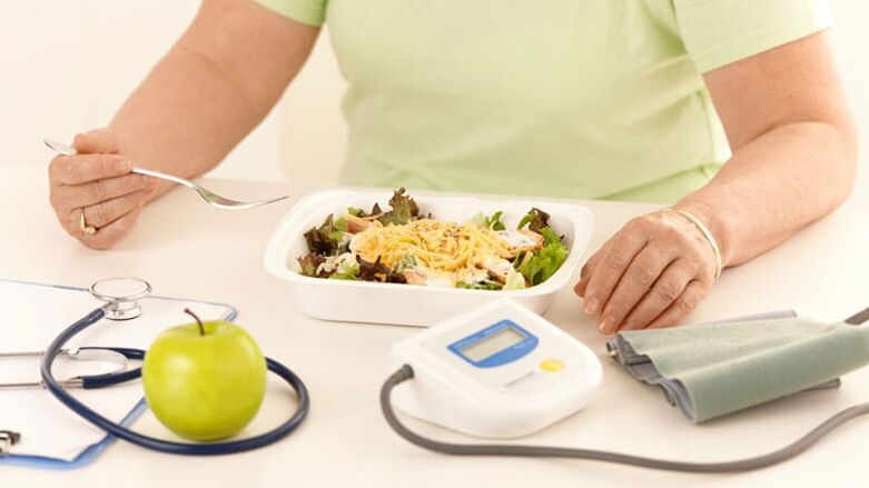 O femeie cu diabet urmează recomandările medicului privind alimentația alimentară