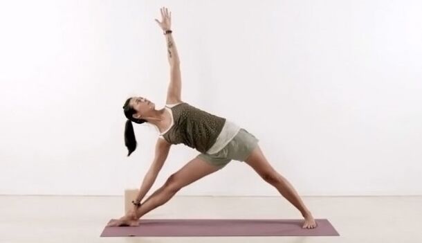 Poza triunghiului de yoga pentru pierderea în greutate
