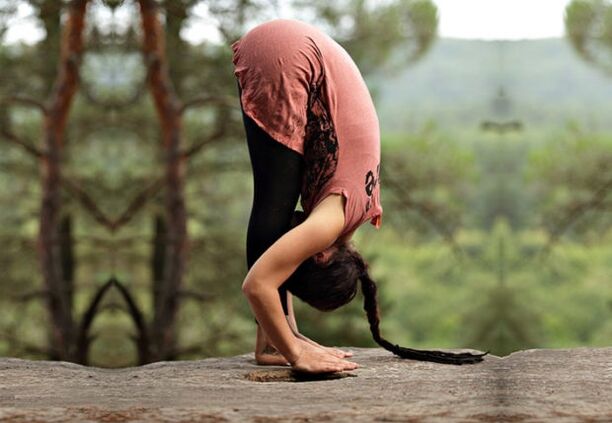 Poză de yoga uttanasana pentru pierderea în greutate