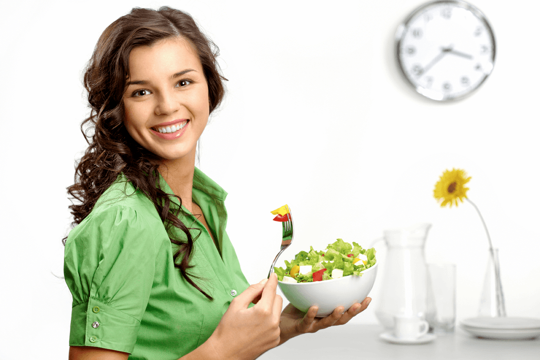 consumând salată de legume pe o dietă de grupă de sânge