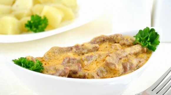 Carne de vită cu șampioane în sos cremos - un fel de mâncare consistent în faza de „consolidare a dietei Dukan